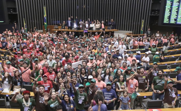 Líderes indígenas pedem reconhecimento de terras na COP30 durante Dia da Amazônia na Câmara