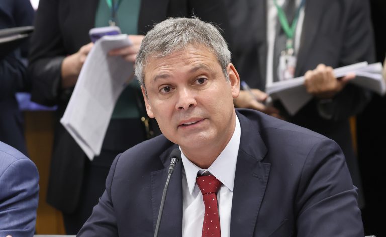 Lindbergh Farias solicita suspensão do mandato de Eduardo Bolsonaro por atuação nos EUA