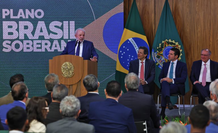 Lula assina MP de R$ 30 bilhões para empresas afetadas por tarifas americanas