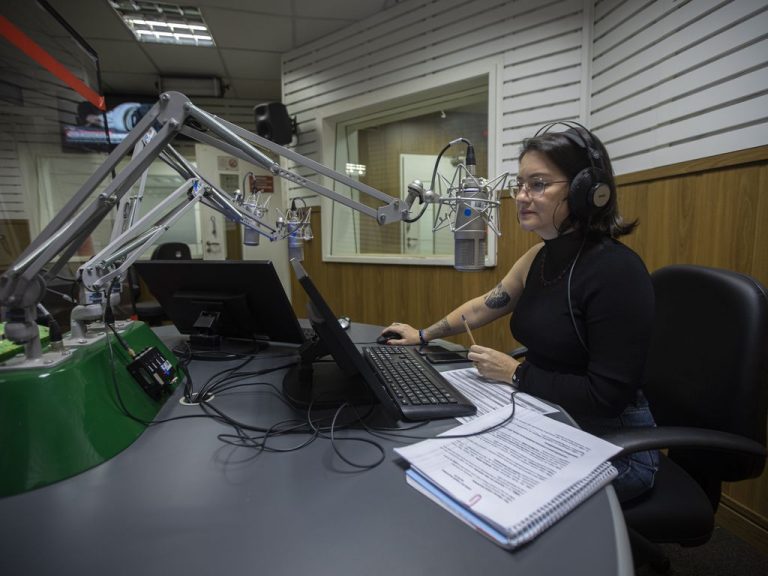 Lula sanciona lei que autoriza emissão de carteira profissional de radialista