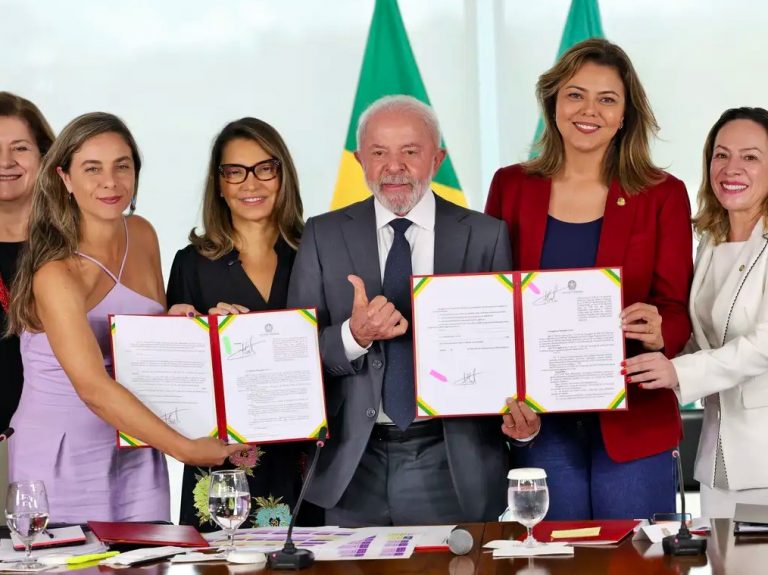 Lula sanciona três leis que ampliam proteção às mulheres e combatem violência