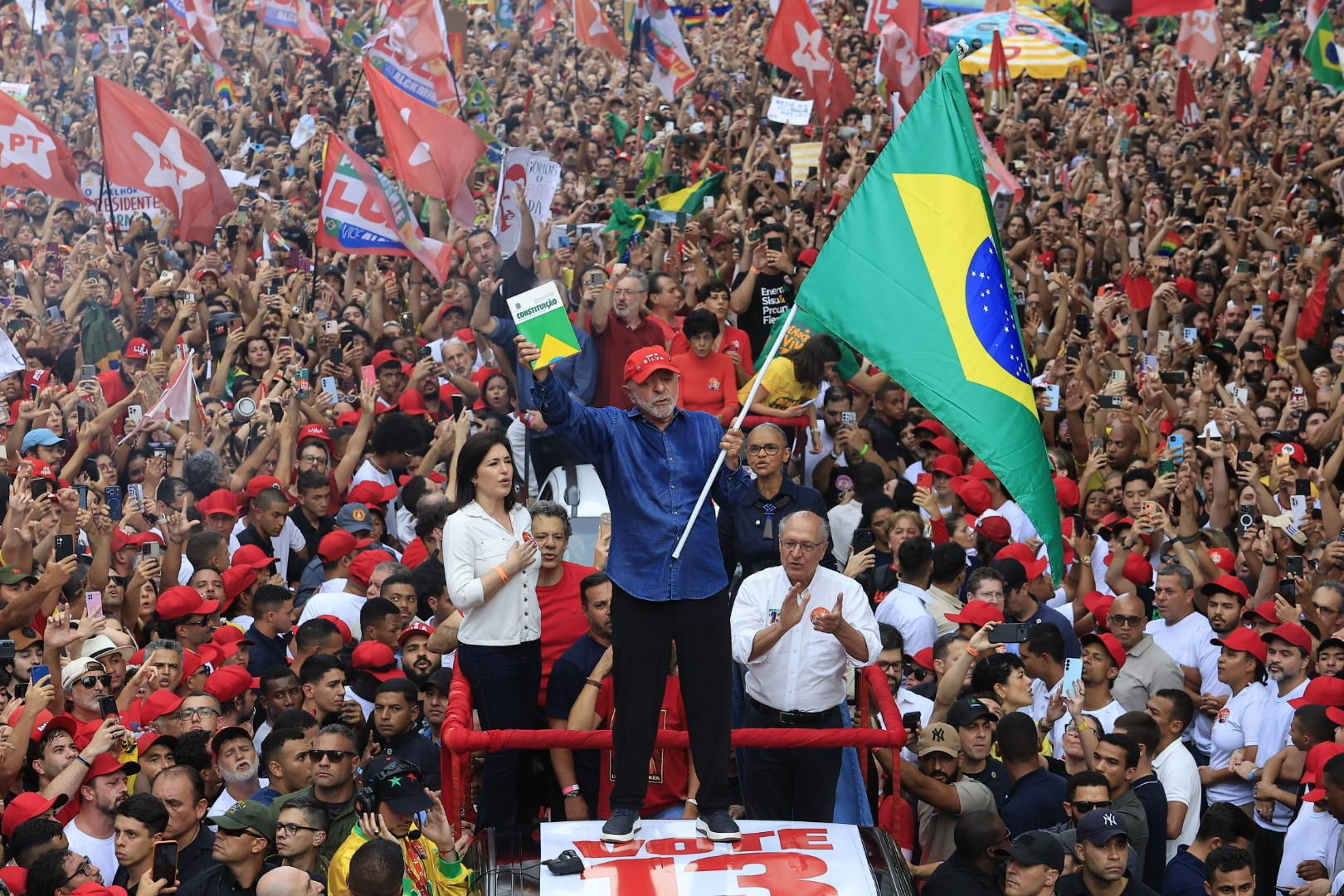 Lula vence 2º turno e é reeleito presidente do Brasil com 52% dos votos