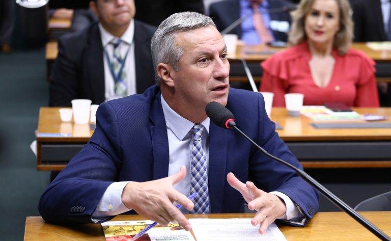 Maus-tratos e abandono de idosos podem se tornar crimes hediondos com projeto aprovado em comissão