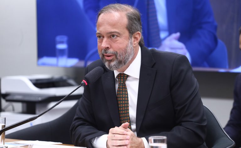 Ministro Alexandre Silveira apresenta prioridades de Minas e Energia na Câmara