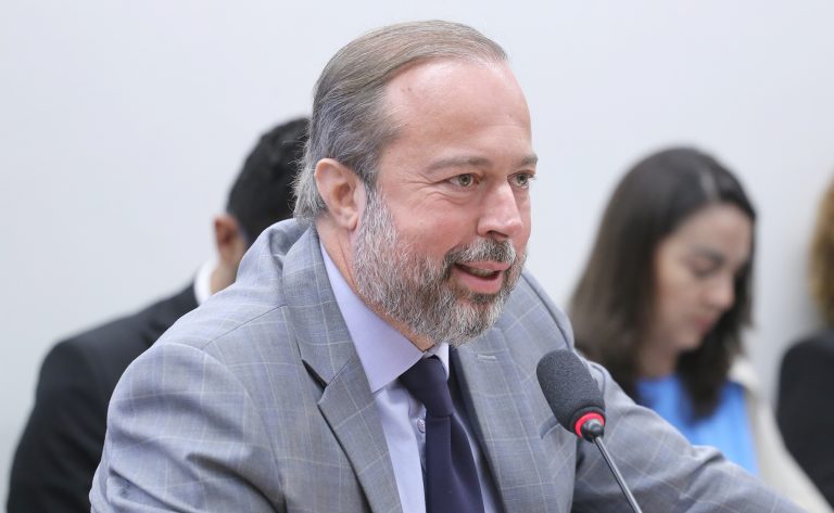 Ministro Alexandre Silveira é convocado para explicar antecipação de termelétricas