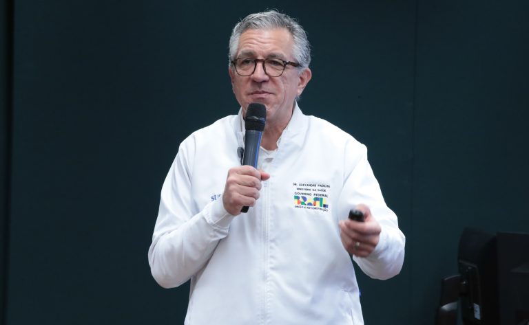 Ministro anuncia recorde de cirurgias no SUS; deputado cobra transparência