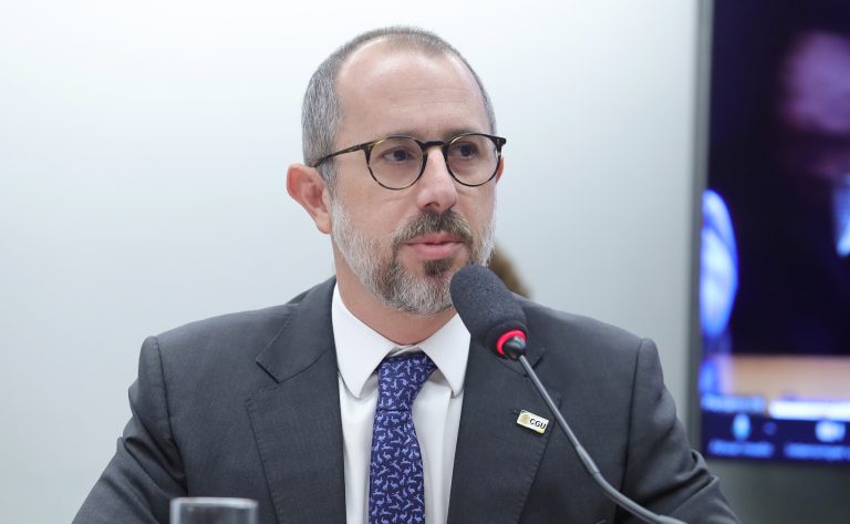 Ministro da CGU depõe na CPMI sobre fraudes bilionárias no INSS