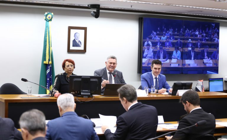 Ministro das Cidades anuncia 2026 como 'ano da habitação' na Câmara