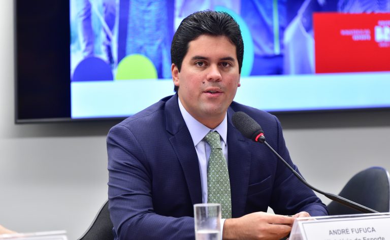 Ministro do Esporte André Fufuca debate políticas públicas na Câmara