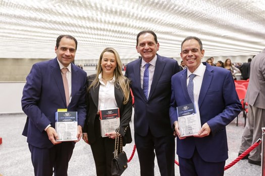 Ministro Reynaldo Fonseca recebe homenagem por década de atuação no STJ com lançamento de obra jurídica