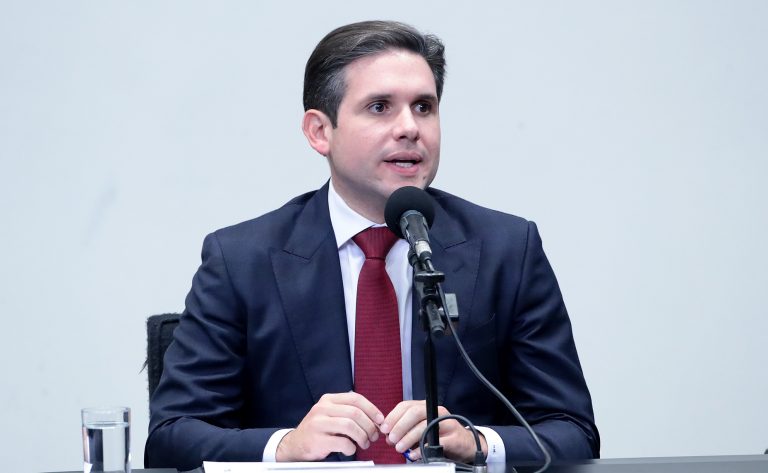 Motta anuncia votação da PEC das Prerrogativas para hoje na Câmara