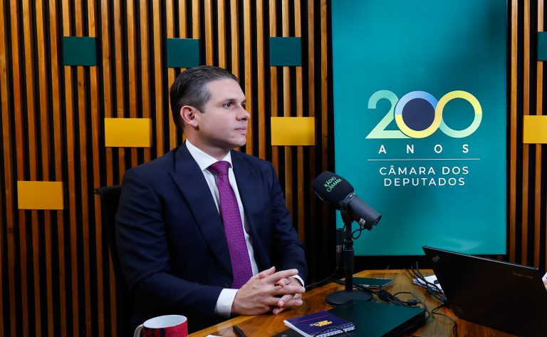 Motta defende democracia nos 200 anos da Câmara e apoia PEC 6x1