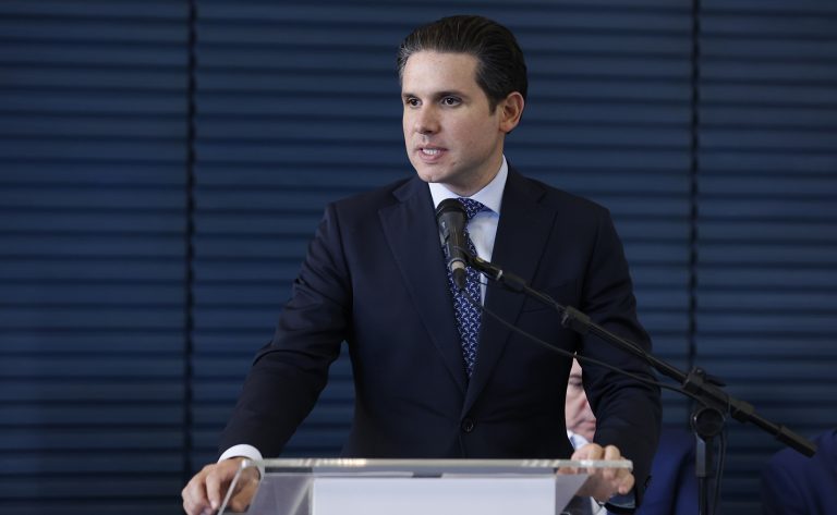 Motta defende modernização do ambiente regulatório para atrair investimentos