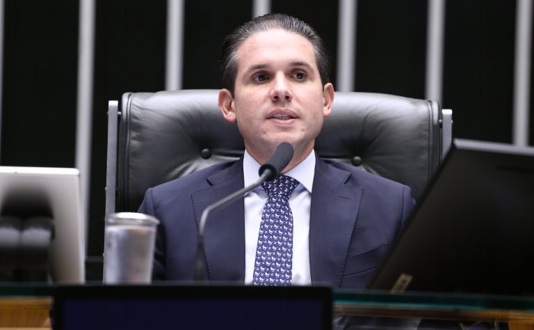 Motta encaminha PEC do fim da escala 6x1 à CCJ: 'Brasil está maduro'