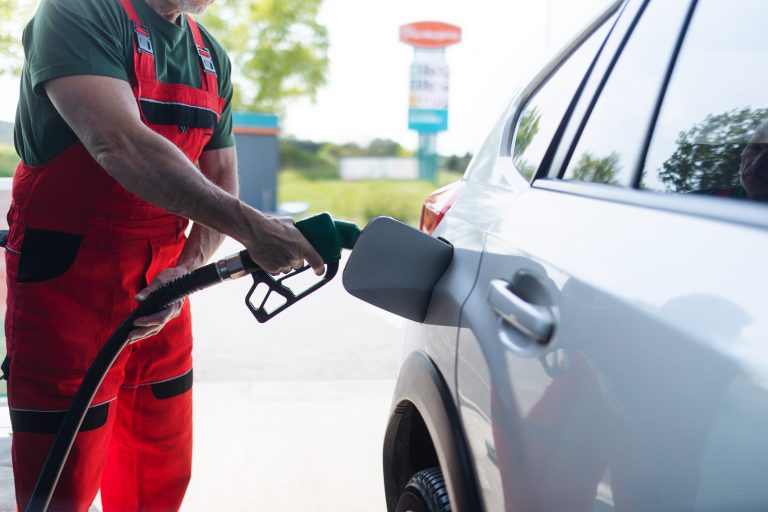 MP concede subvenção à gasolina e diesel para conter alta de preços no Brasil