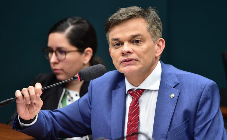 Nova legislação exigirá autorização judicial para menores atuarem como influenciadores digitais