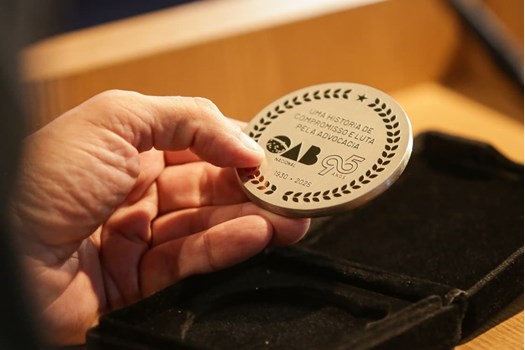 OAB entrega medalhas comemorativas pelos 95 anos da entidade a conselheiros
