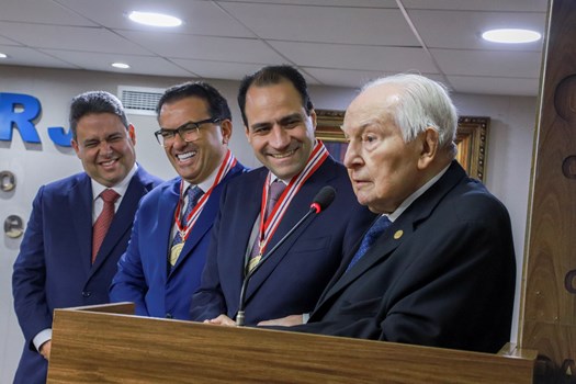 OAB-RJ e IAB homenageiam Simonetti e Marcus Vinícius pela defesa da democracia