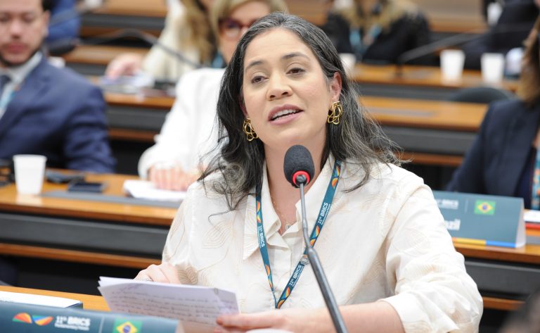 Observatório da Mulher lança curso gratuito contra violência política digital