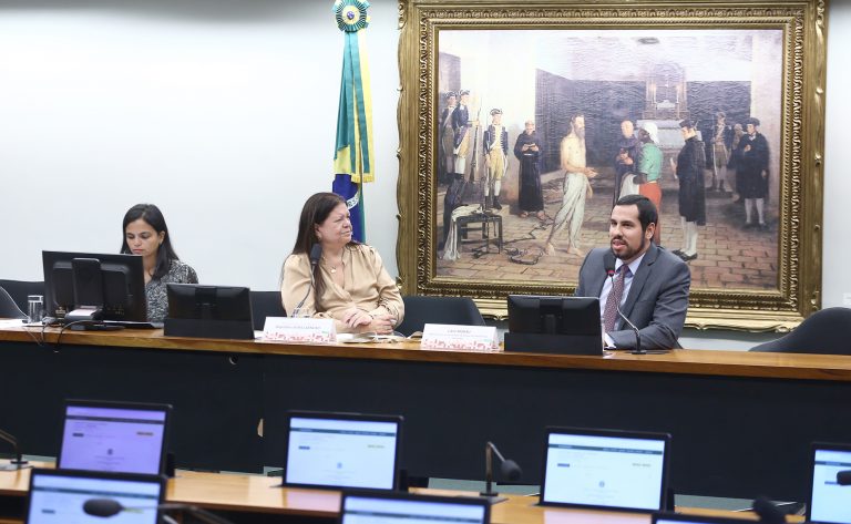 Parlamentares divergem sobre revogação da Lei da Alienação Parental em debate na Câmara