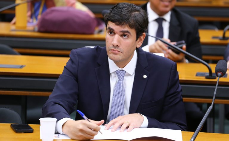 PEC que reconhece oficial de justiça como carreira típica de Estado avança na Câmara