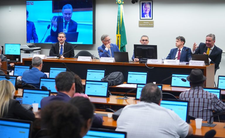 Pesquisadores divergem sobre regulamentação do trabalho por aplicativo na Câmara