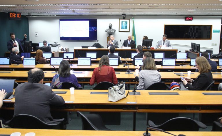 Pirataria representa 34% das camisas esportivas no Brasil, revela debate na Câmara