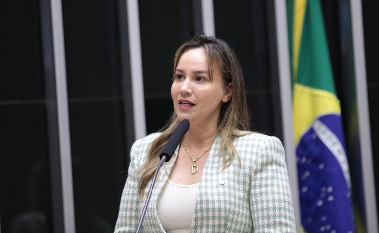 Planos de saúde serão obrigados a fornecer carteiras físicas para usuários, aprova comissão