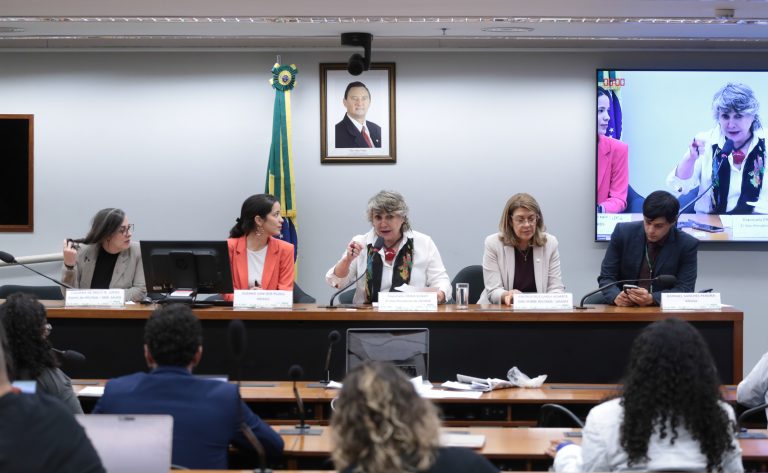 Preços elevados de medicamentos injetáveis para HIV impedem acesso pelo SUS, alertam especialistas