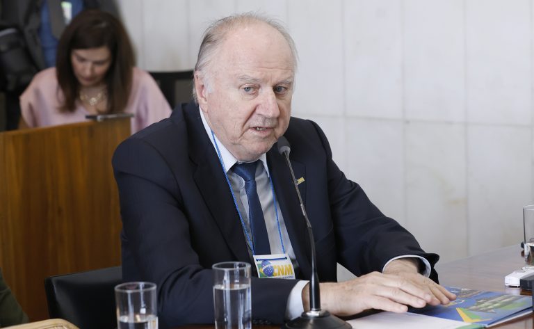 Prefeitos protestam contra projetos que podem custar R$ 260 bi aos municípios
