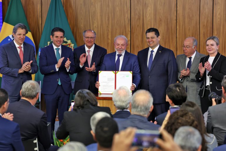 Presidente da Câmara apoia MP de R$ 30 bilhões para empresas atingidas por tarifas americanas