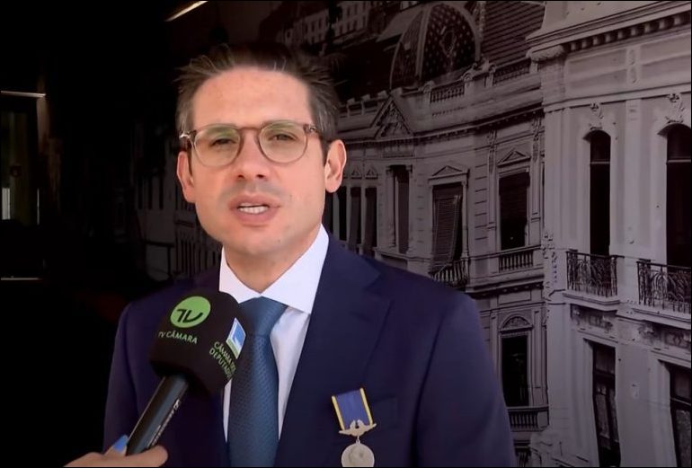 Presidente da Câmara: Congresso pronto para agir contra tarifas impostas por Trump, mesmo durante recesso