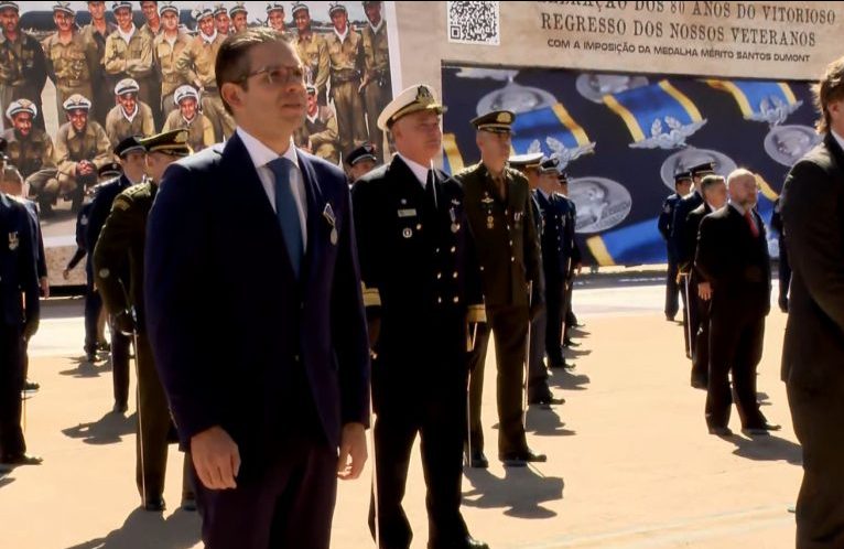 Presidente da Câmara, Hugo Motta, recebe Medalha Mérito Santos-Dumont da Aeronáutica