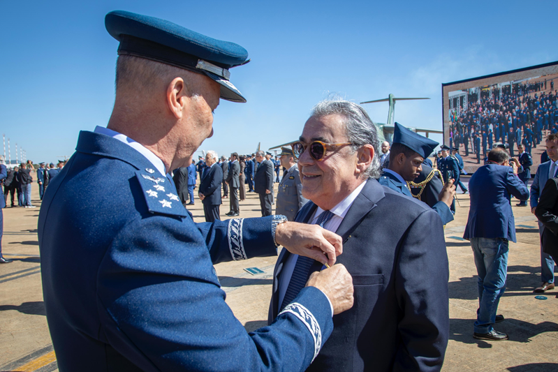 Presidente do TST é condecorado com Medalha Mérito Santos-Dumont pela Força Aérea Brasileira