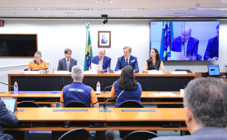 Profissionais de saúde, transporte e cultura reivindicam aposentadoria especial