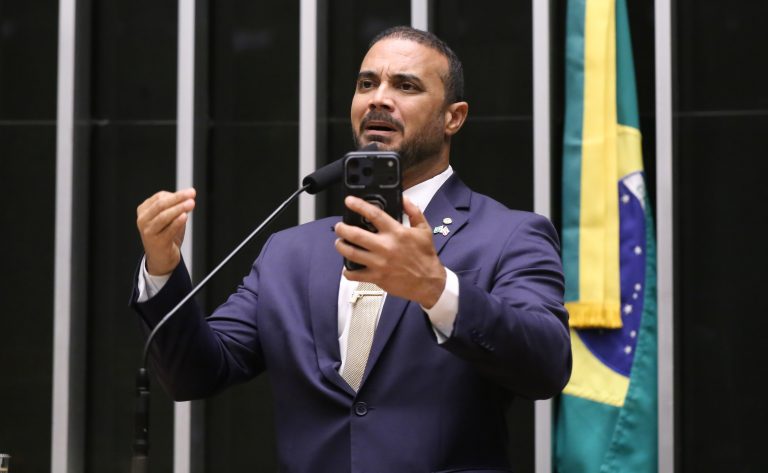 Projeto amplia multa em 10x para motorista com placa violada ou ilegível