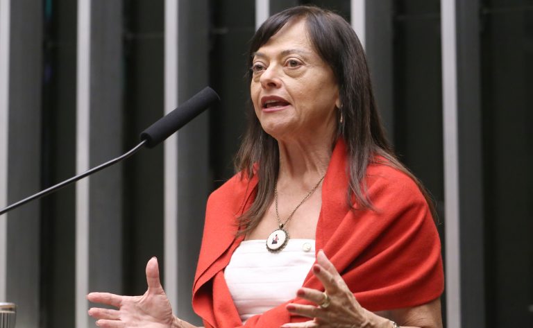 Projeto amplia Pé-de-Meia para bolsistas de escolas particulares e comunitárias