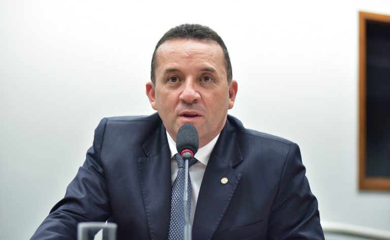 Projeto autoriza símbolos religiosos e leitura da Bíblia nos três Poderes
