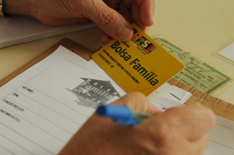 Projeto cria 13º salário para beneficiários do Bolsa Família
