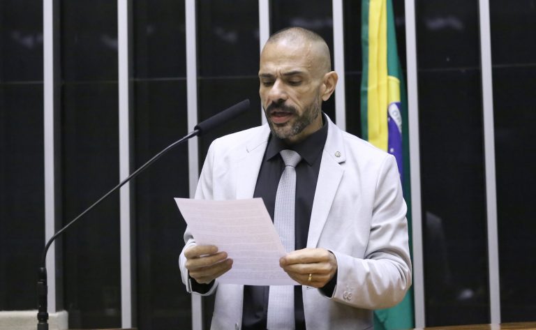 Projeto cria auxílio para familiares de policial morto em serviço