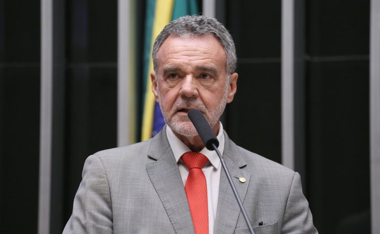 Projeto cria piso de R$ 4 mil para motoristas de ônibus em cidades grandes