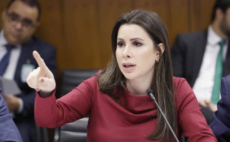 Projeto de lei obriga condenados por crimes violentos a indenizar vítimas com desconto em salário