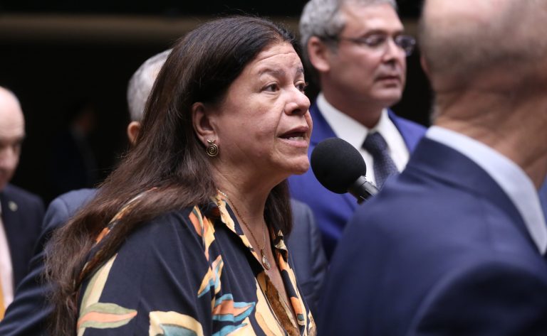 Projeto garante 15 dias remunerados para cuidar de familiar doente na CLT