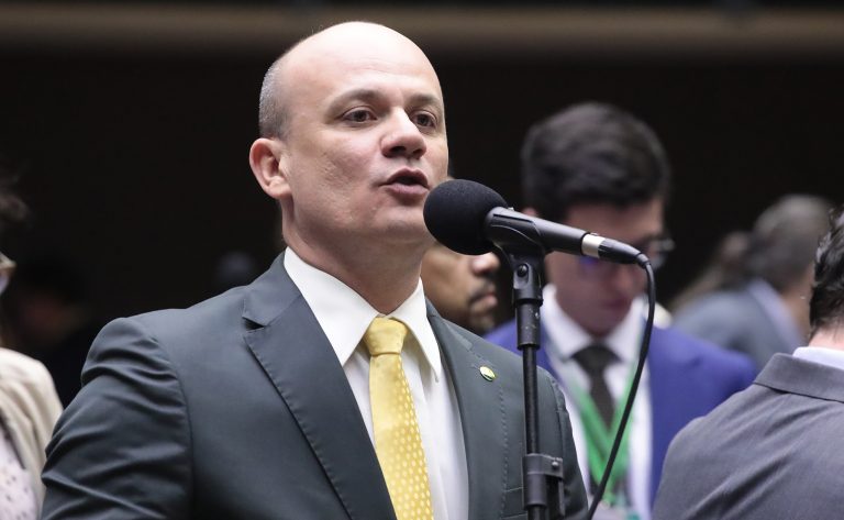 Projeto garante aposentadoria integral para policiais e bombeiros militares