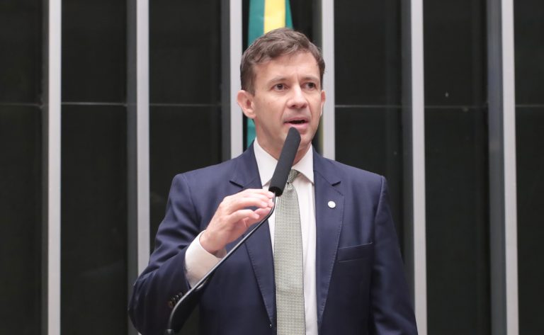 Projeto isenta taxa de vestibular para estudantes de áreas atingidas por desastres