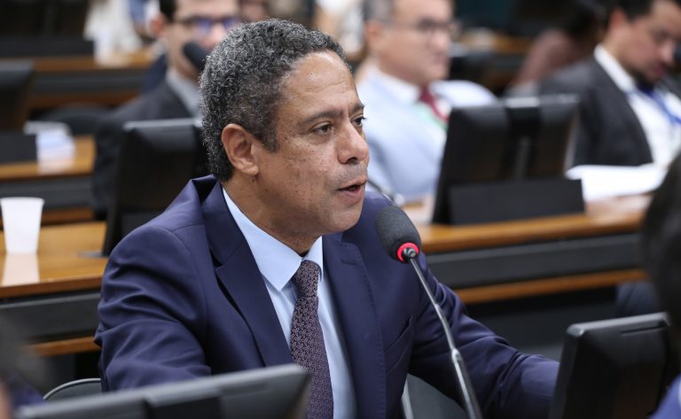 Projeto na Câmara prevê salário mínimo obrigatório para estagiários