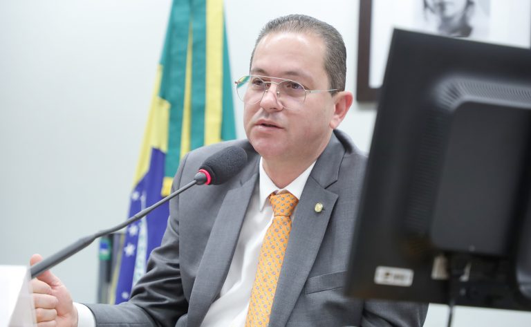 Projeto na Câmara responsabiliza empregador por suicídio ligado ao trabalho