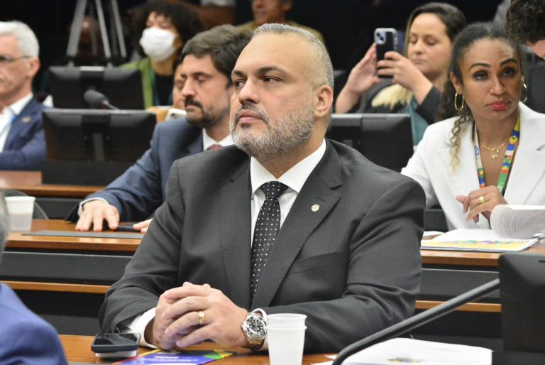 Projeto obriga cemitérios a terem áreas para pets e permite enterro com família