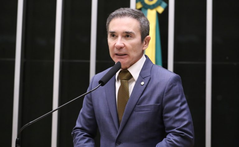 Projeto obriga órgãos públicos a oferecer atendimento em Libras