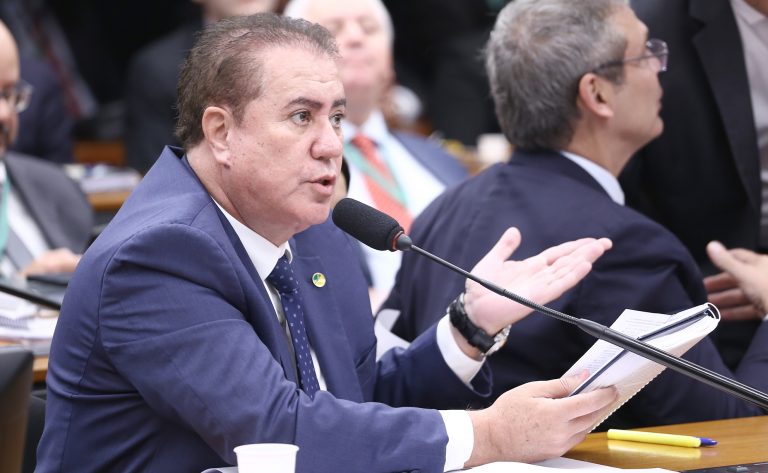 Projeto permite desconto salarial por saldo negativo em banco de horas